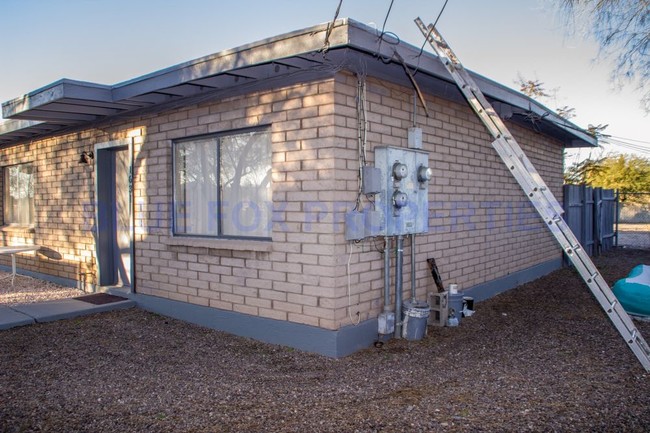 Building Photo - 2 Bedroom Home With Fenced Yard