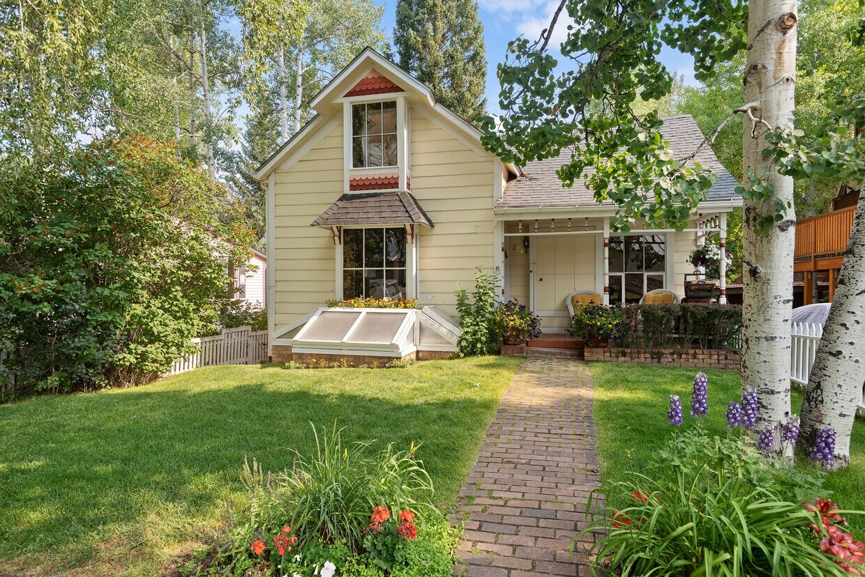 Primary Photo - 214 W Hyman Ave
