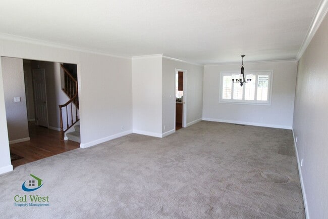 Building Photo - $5495 - Beautiful 4/3 Vista Park neighborhood home near Gunderson H.S.
