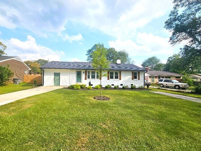 Foto del edificio - 3 Bedroom home minutes from Prisma Health and Downtown Greenville