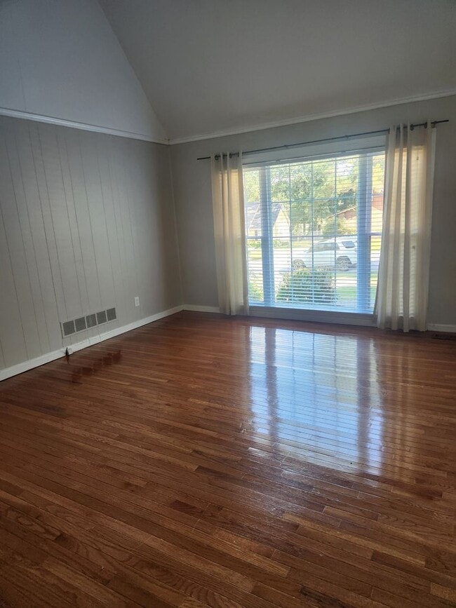 Building Photo - Beautiful 3-Bedroom 2 Bath With a Bonus room