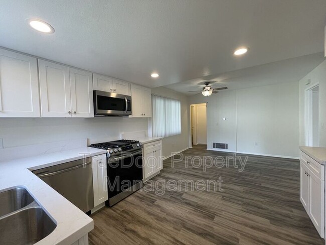 Building Photo - 161 Greentree Ln