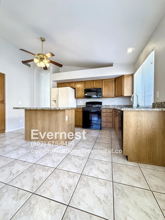 Building Photo - 3-Bedroom Home Near Schools and Everyday E...