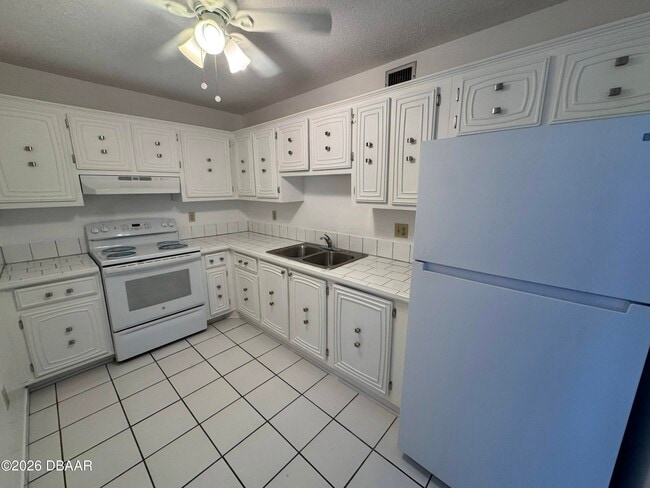 Foto del edificio - 2711 N Halifax Ave