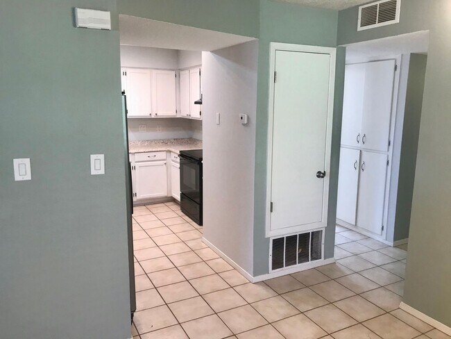 Foto del edificio - Coming Soon! Quaint Townhouse Located In T...
