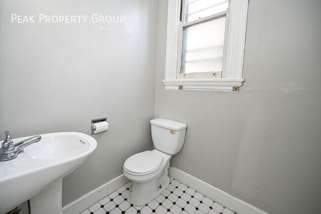 Building Photo - 2363 W Clifton Ave