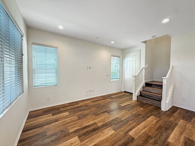 Building Photo - Beautiful 3B/2.5BA Home w/ Turf Backyard!
