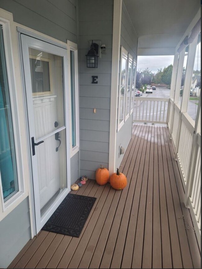 Building Photo - Milton townhome, a large end unit, 3 bedro...