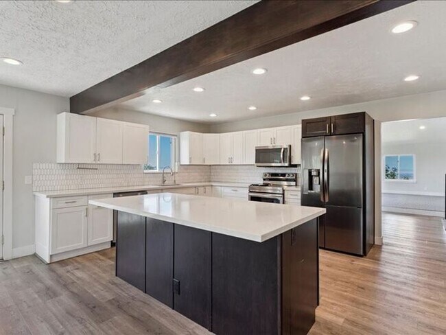 Foto del edificio - North Salt Lake Amazing 6 bed 3.5 bath family home