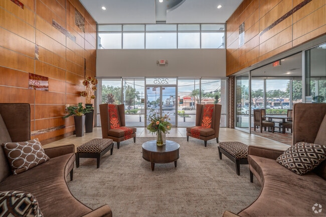 Clubhouse - Caroline on Voss