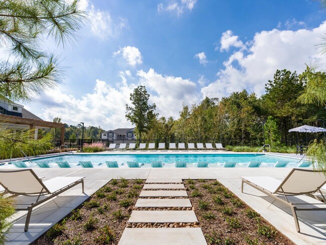 Nuestra piscina estilo resort cuenta con asientos dentro de la piscina para máxima comodidad y una amplia terraza perfecta para tomar el sol. - Beckett West Fork