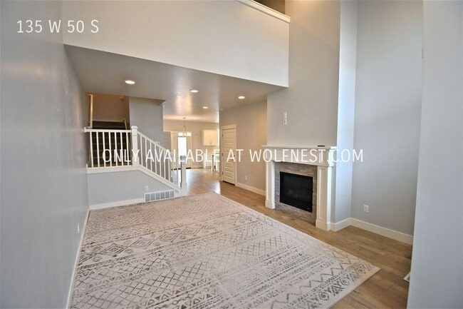 Building Photo - Gorgeous 4 Bed Farmington Townhome! No Dep...