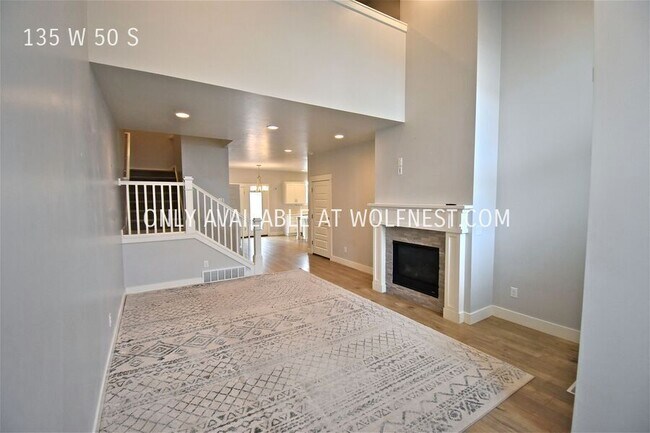 Foto del edificio - Gorgeous 4 Bed Farmington Townhome! No Dep...