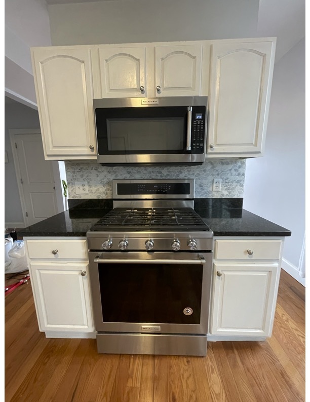 Gas stove and microwave - 7 Rowell St
