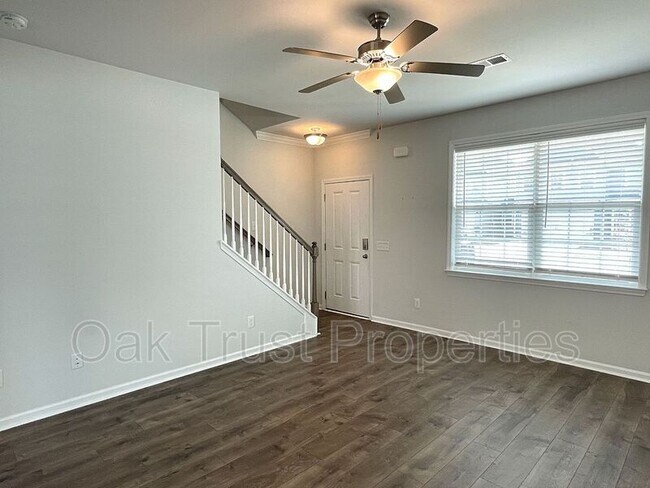 Foto del edificio - 265 McClellan Way