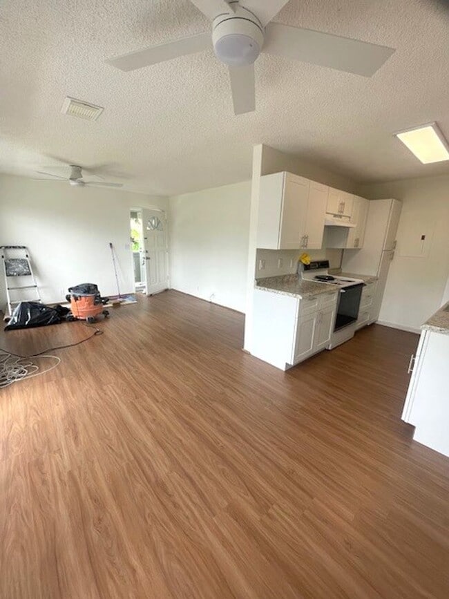 Building Photo - Recently Renovated 2 Bedroom / 1 Bath in K...