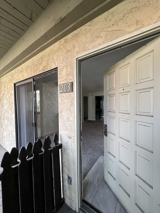 Building Photo - Beautiful Condo in a Private, Gated Commun...