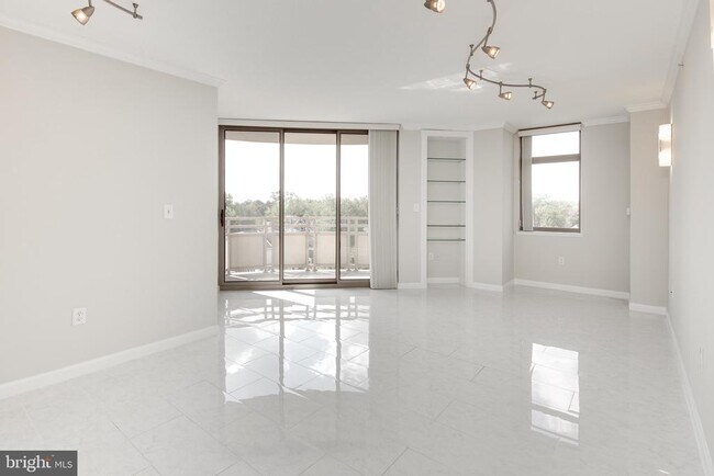 Foto del edificio - 7111 Woodmont Ave