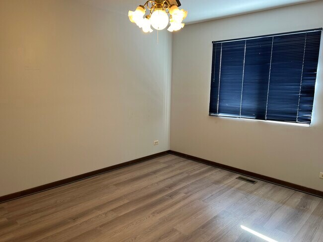 Building Photo - 1359 Maroon Dr