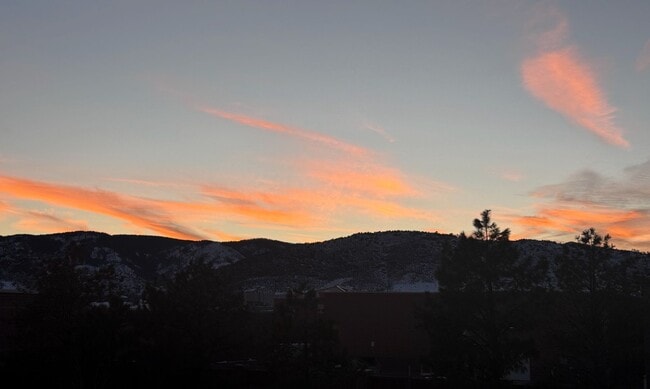 Building Photo - SW Littleton Top Floor Condo with Mountain Views!