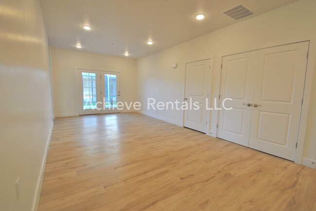Building Photo - 1593 110
