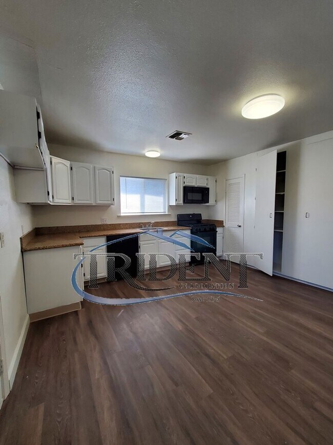 Building Photo - (1430m7) Sierra Way Units