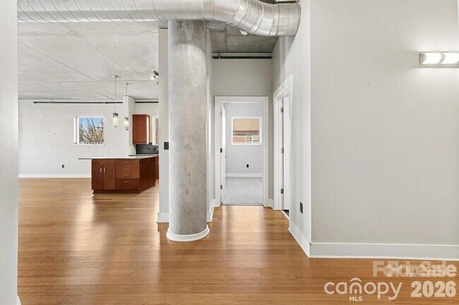 Building Photo - 505 E 6th St