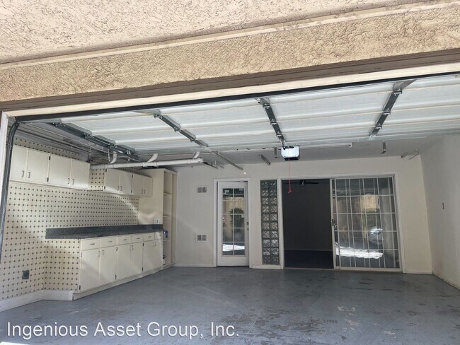 Building Photo - 3 br, 3 bath House - 15033 Sherman Way. #E