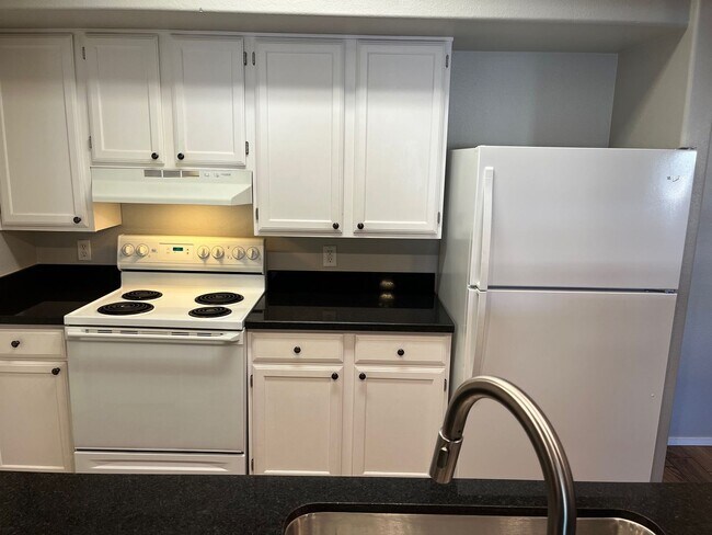 Foto del edificio - Stunning, fully-remodeled 1 bedroom at Tus...