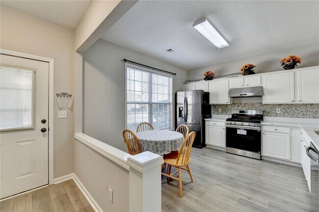 Foto del edificio - 4061 Howell Park Rd