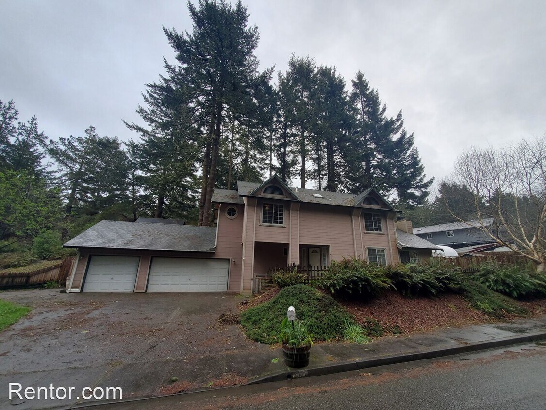 3 br, 2.5 bath House 7025 London Drive House Rental in Eureka, CA