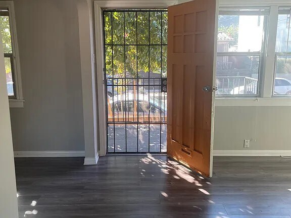 Foto del edificio - 1111 Blake Ave