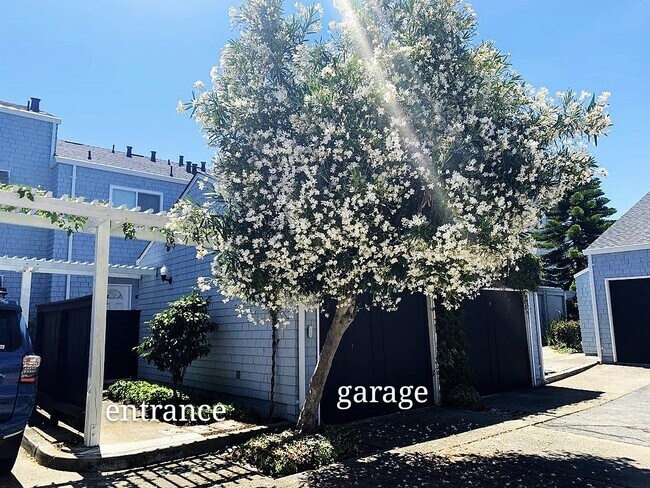 entrada & garaje - 68 Cape Hatteras Ct