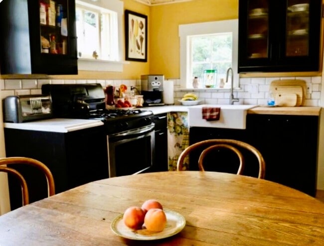 Building Photo - 913 Griffith St