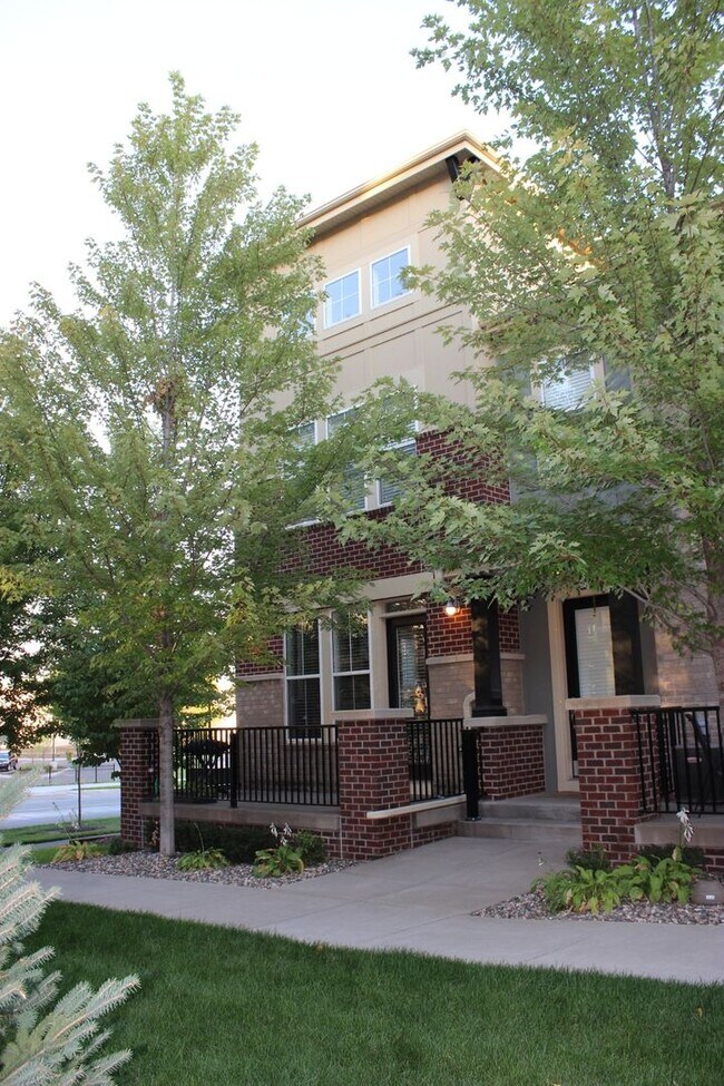 Building Photo - St Louis Park Town Home, Private 2 Car Gar...
