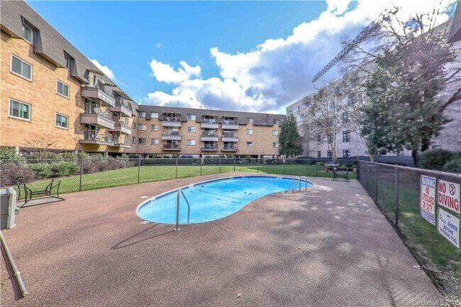 Foto del edificio - 1323 Queens Rd