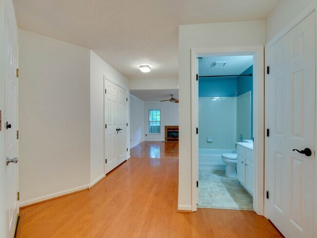 Building Photo - Amenity rich water front condo ready for m...