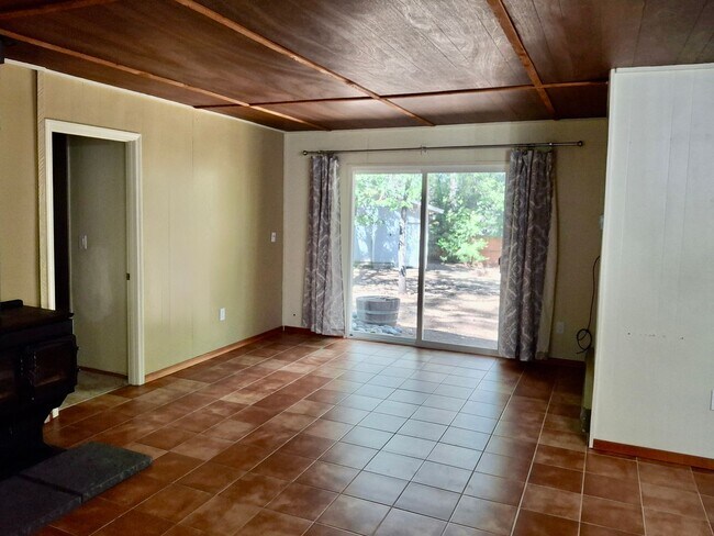 Foto del edificio - 1588 Quail Ln