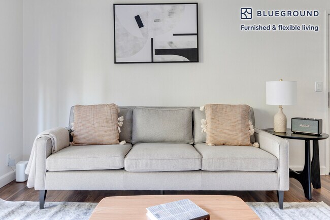 Foto del edificio - 900 Pepper Tree Ln