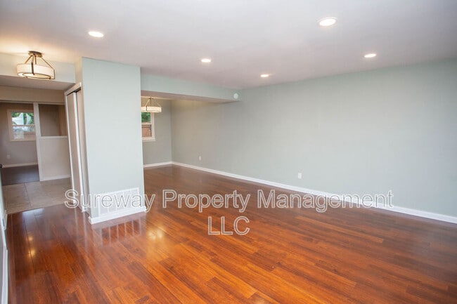 Building Photo - 204 Charing Way