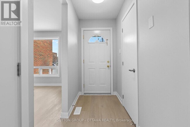 Building Photo - 2939 Fairlea Cres