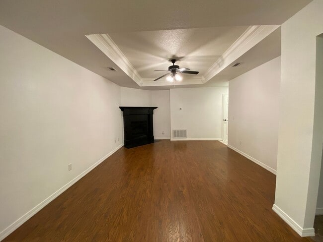 Building Photo - ** $150.00 OFF OF FIRST MONTHS RENT*** Cha...