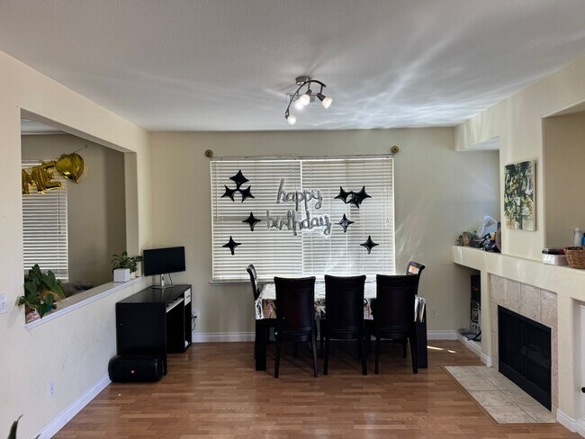 Comedor - 9510 Compass Point Dr S