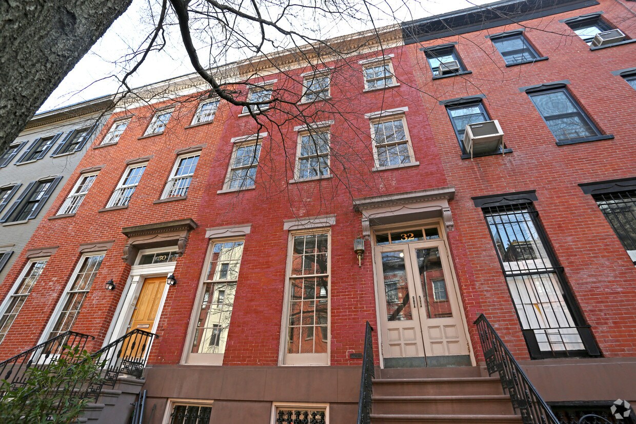Building Photo - 32 Bank St