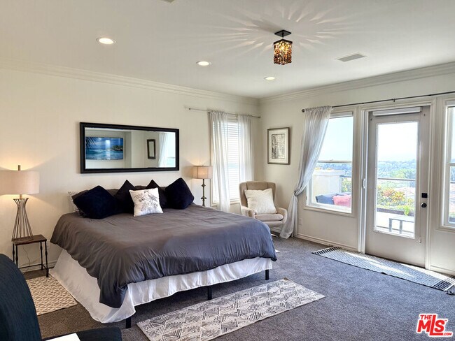 Building Photo - 5 Marisol