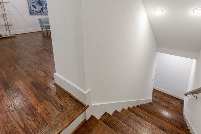 Foto del edificio - Modern 2 bed, 2.1 Bath townhome, walking distance to Greenville Ave