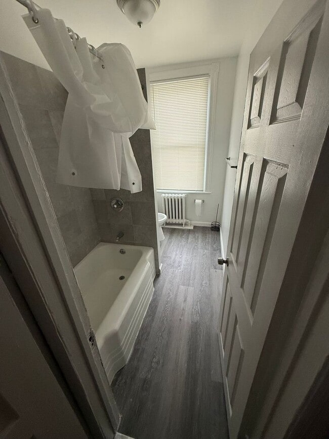 Building Photo - Remodeled Unit - Frankford