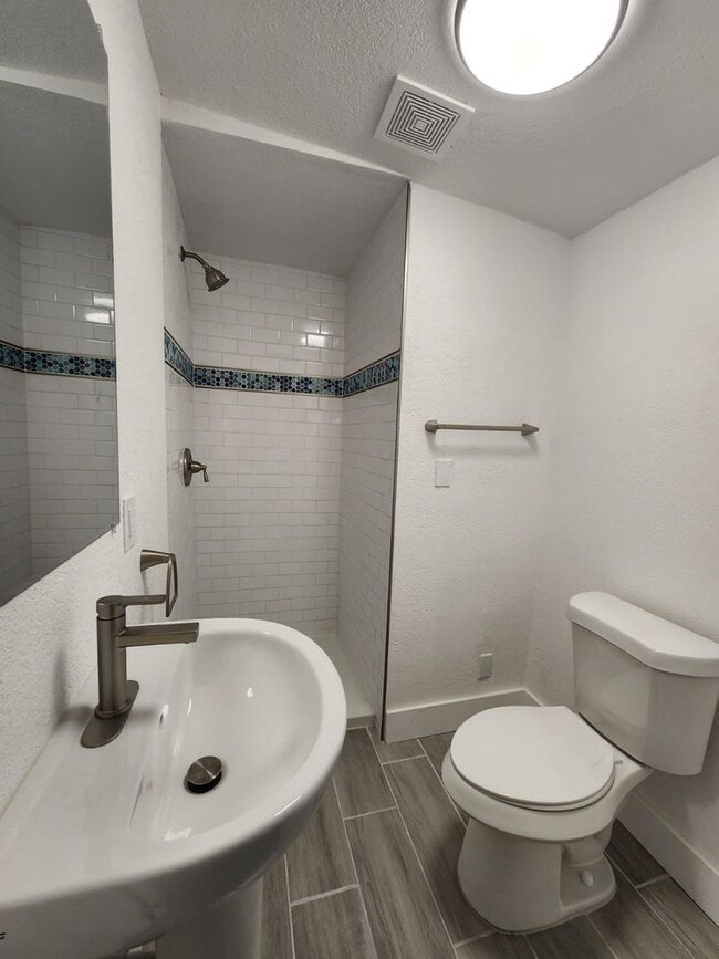 Building Photo - P200 - #7A Holiday Inn