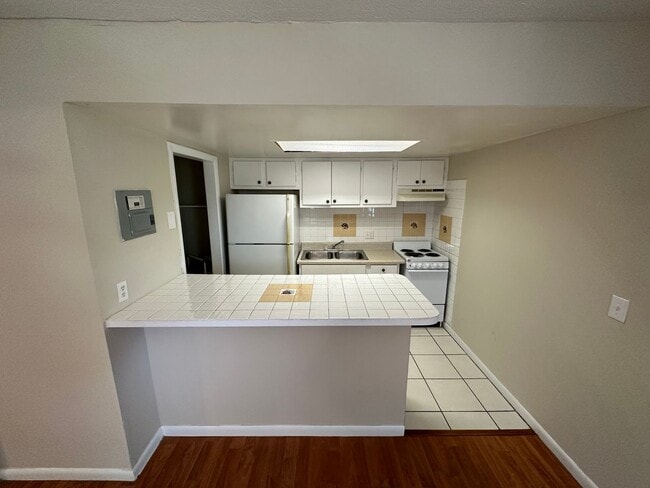 Building Photo - Conveniently Located 1 Bedroom, 1 Bath Apa...