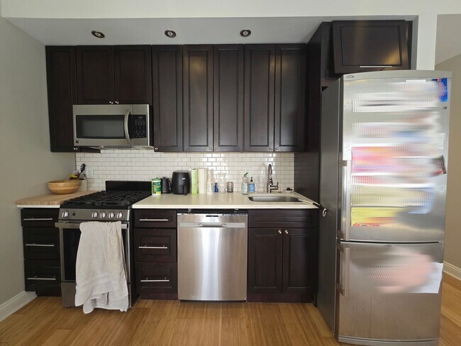 Foto del edificio - Beautiful bright modern 1 bedroom in the h...